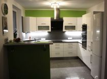 Lesklá luxusní bílá kuchyně na míru do U