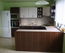 Kuchyně s barem do U dub africký