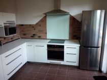 Rohová realizovaná kuchyně bílá 290 x 250 cm