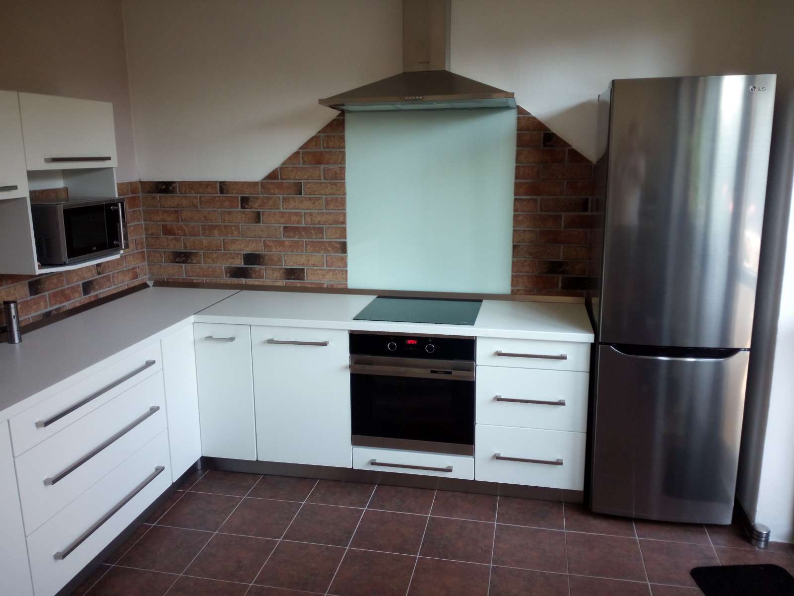 Rohová realizovaná kuchyně bílá 290 x 250 cm