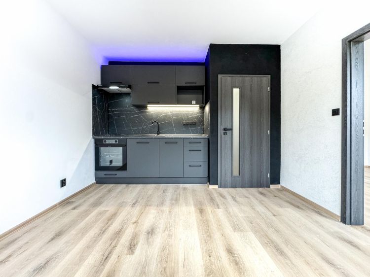 Moderní kuchyně na míru v matném antracitu a s deskou z černého mramoru